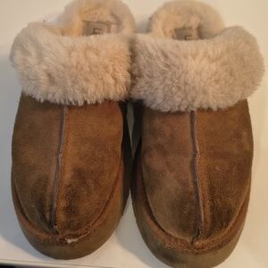 Ugg Platform, Some Wear On Front As Shown In Pictures. They Do Need Cleaned.